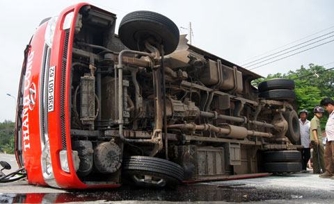 Xe khách trượt 40 mét, hơn chục người bị thương