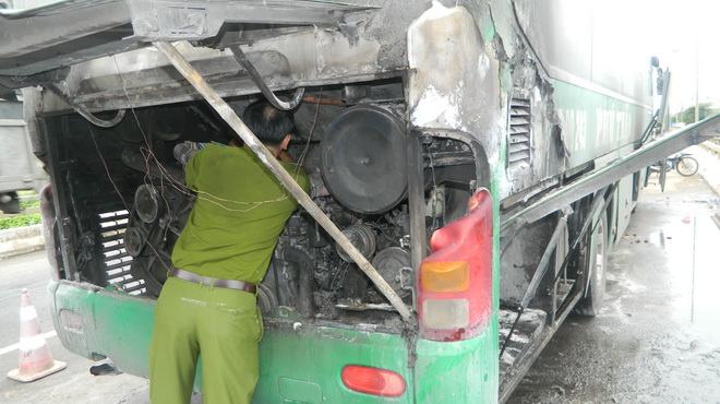 Xe lại bốc cháy, 40 hành khách thoát nạn