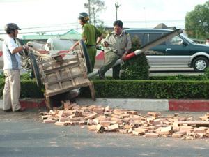 Xe… lật nhào