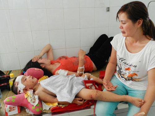 Xe lữ hành lao xuống vực, 9 người thoát chết