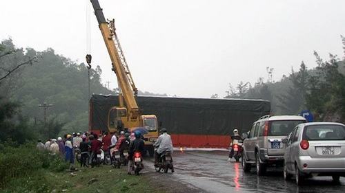 Xe mất lái chắn ngang đường, quốc lộ 1A ách tắc