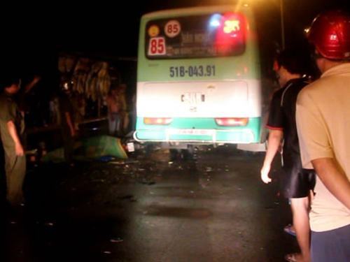 Xe máy chở ba lao vào xe buýt, 2 người chết thảm