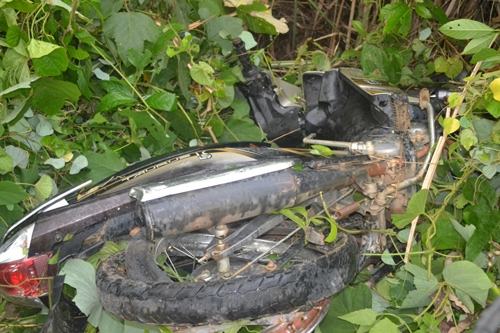 Xe máy đâm vào vách núi, 2 người tử nạn