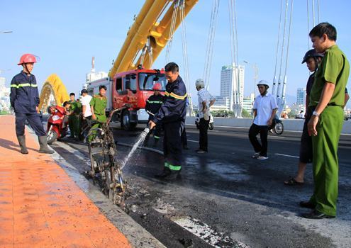 Xe máy điện cháy rụi trên cầu Rồng
