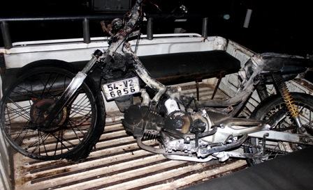 Xe máy lại cháy trơ khung trên đường