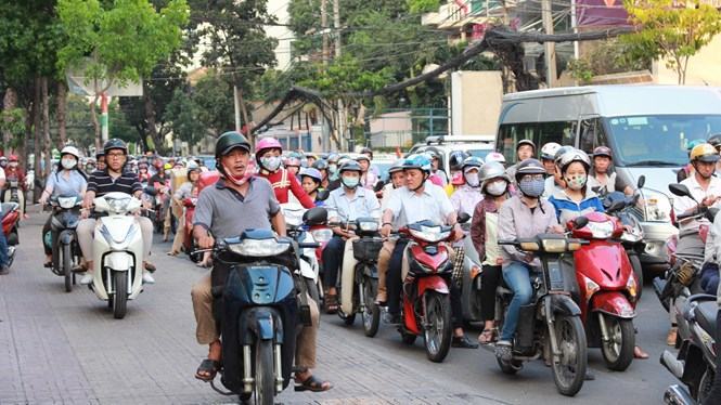 Giờ tan tầm ở TP.HCM rất nhiều phương tiện chạy lên lề để tìm lối đi /// Ảnh: Vũ Phượng