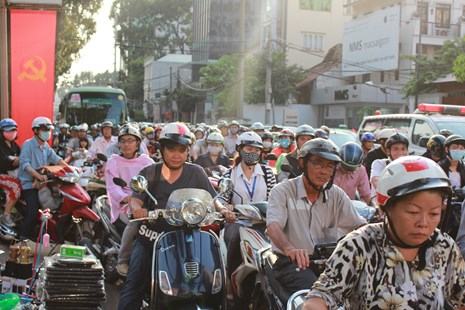 Xe quá nhiều nhưng đường lại hẹp, việc chạy không đúng phần đường, làn đường quy định diễn ra rất thường xuyên ở TP.HCM. Ảnh chụp trên đường Điện Biên Phủ (quận 3)