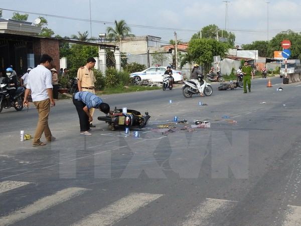 Xe máy mất lái đâm vào trụ đèn khiến 3 người thương vong