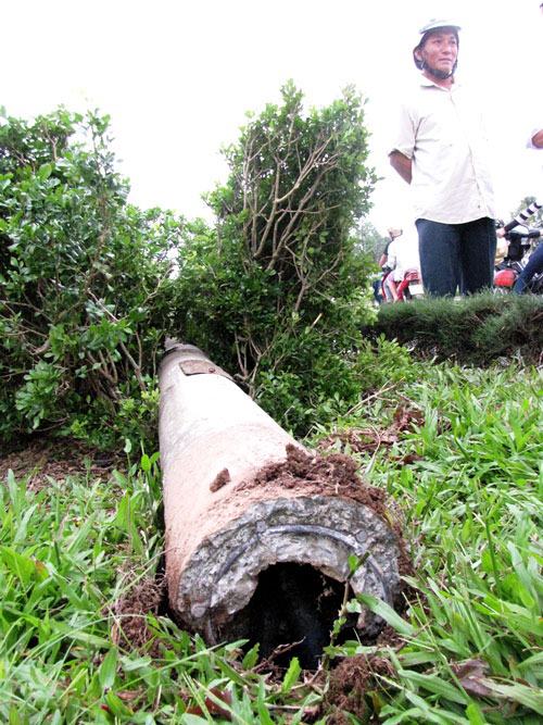 Xe máy tông gãy trụ đèn, 1 người chết