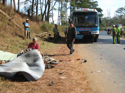 Xe máy tông xe khách, 2 quân nhân thiệt mạng