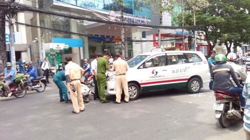Xe máy va chạm taxi, 1 người bị thương nặng