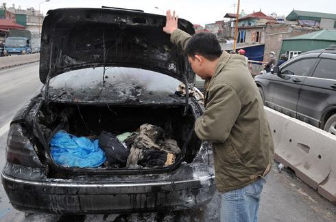 Xe Mercedes bốc cháy, cầu Chương Dương tắc nghẽn