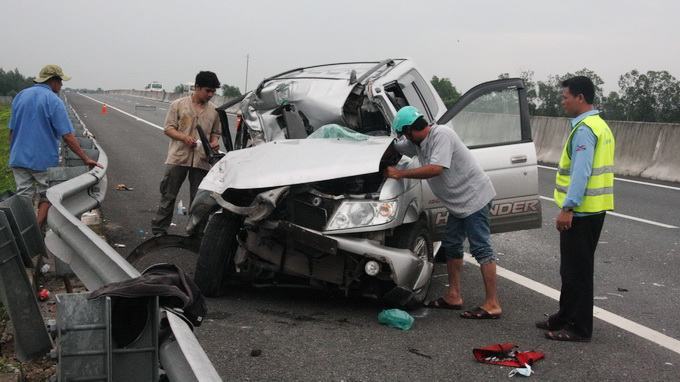 Xe nổ vỏ trên đường cao tốc, một hành khách chết tại chỗ