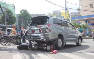 Xe ô tô cuốn 2 xe máy vào gầm