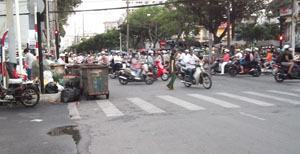 Xe rác xuống đường