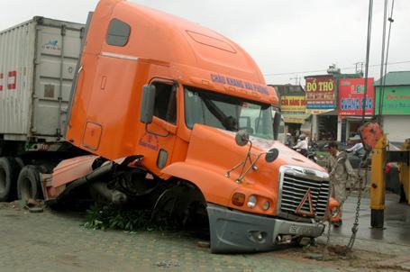 Xe rơ-moóc “khụy gối” giữa đường