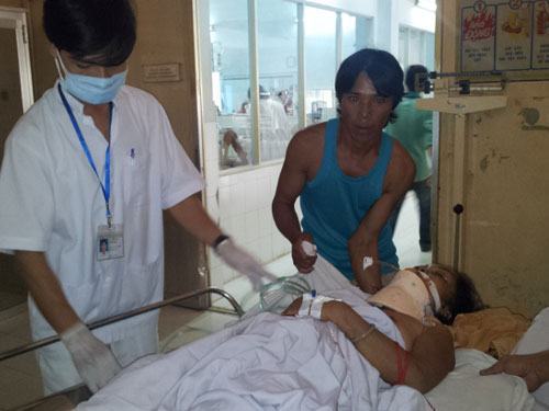 Xe rước dâu tông trụ điện, 15 người nhập viện