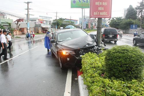 “Xe sang” tông cột đèn