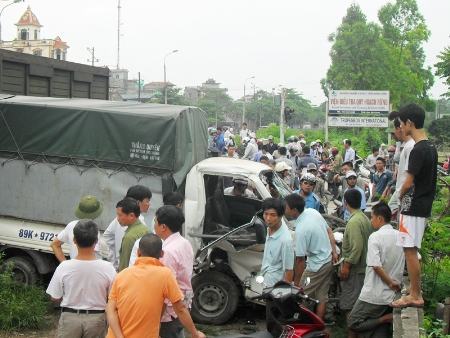 Xe tải bị tàu hỏa đâm, văng gần chục mét