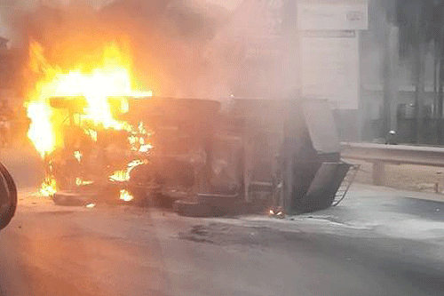 Xe tải bốc cháy dữ dội sau tai nạn