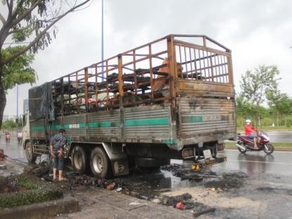 Xe tải bốc cháy trước hầm sông Sài Gòn