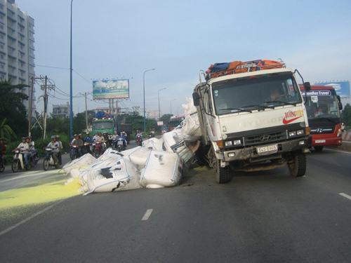 Xe tải bung thùng, hàng tràn bít đường