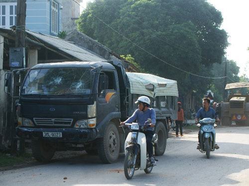 Xe tải cán chết cô giáo đang mang thai