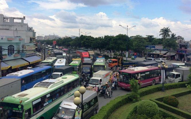 Xe tải cán chết người, An Sương ùn ứ hai giờ liền 