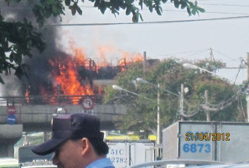 Xe tải chở hóa chất cháy ngùn ngụt trên cầu