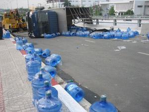 Xe tải chở nước lật nhào trên cầu vượt