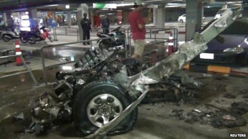 Xe tải chứa bom phát nổ, 10 người bị thương