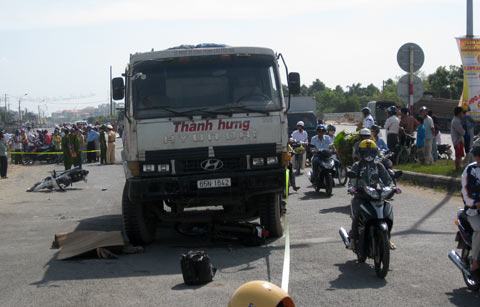 Xe tải đâm liên hoàn xe máy chờ đèn đỏ, 1 người chết