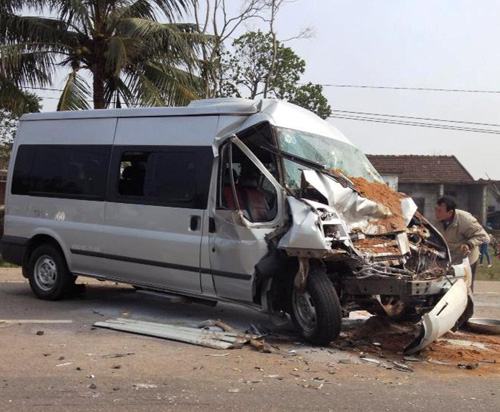 Xe tải đâm nát đầu xe khách