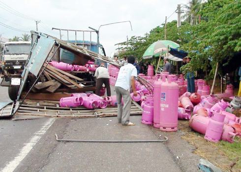 Xe tải đâm nhau, hàng trăm bình gas văng xuống đường