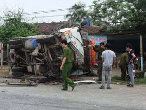 Xe tải đấu đầu, một tài xế nguy kịch