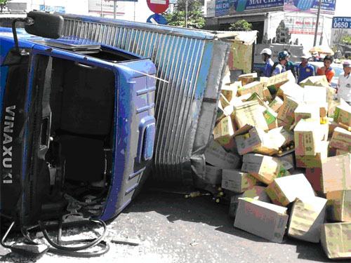 Xe tải đè bẹp hai xe máy