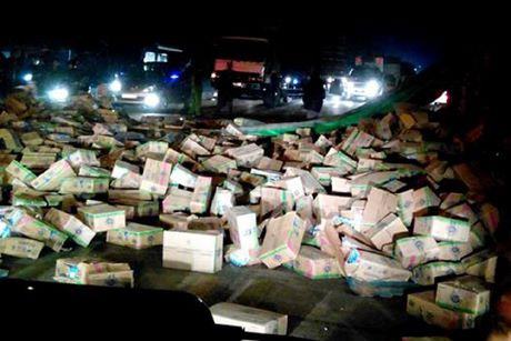 Xe tải đè chết 2 người, hàng trăm thùng sữa đổ tràn đường