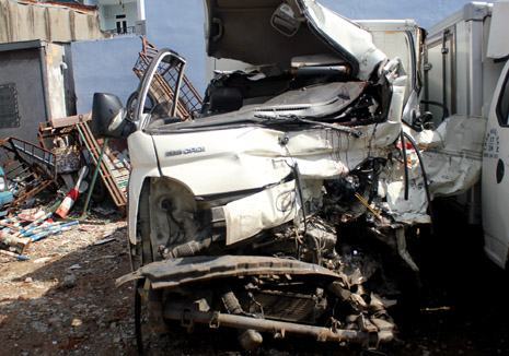 Xe tải đối đầu, tài xế chết thảm trong cabin