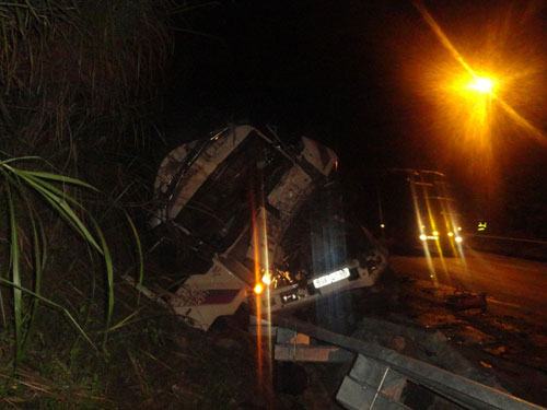 Xe tải húc đuôi nhau, 2 người chết