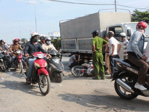 Xe tải lấn đường, cán gãy hai chân người phụ nữ