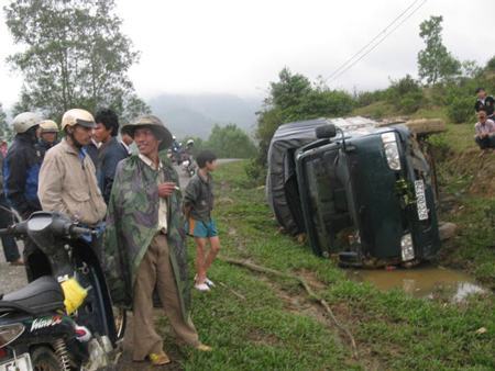 Xe tải “lăn kềnh” xuống vệ đường