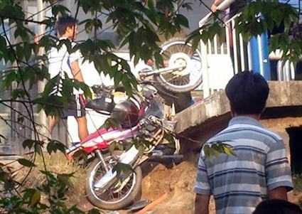 Xe tải lao vào nhà chờ xe buýt, 7 người bị thương