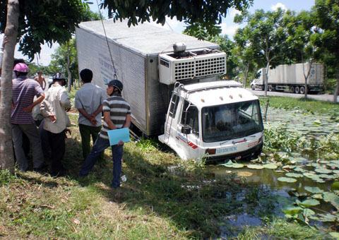 Xe tải lao xuống ao sen