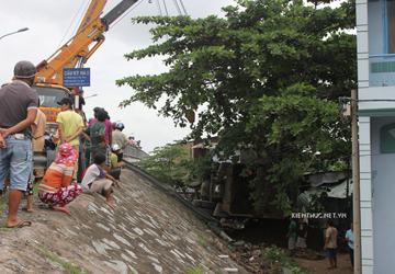 Xe tải lao xuống vực đè nhà dân, cả nhà thoát chết