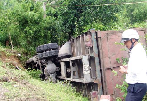 Xe tải lao xuống vực