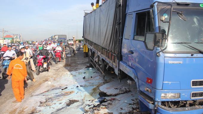 Xe tải lật nghiêng, sơn đổ trắng mặt cầu, kẹt xe gần 7 giờ