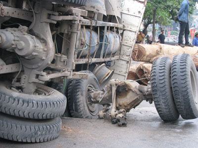 Xe tải lật nhào, gãy rời bánh vì sụp hố ga