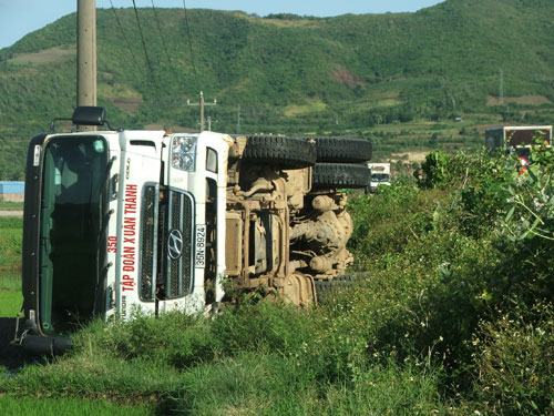 Xe tải lật nhào xuống ruộng