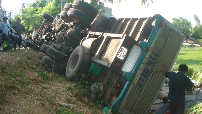 Xe tải lật xuống ruộng, lại đổ xô…hôi của