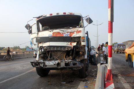 Xe tải mất phanh “đại náo” trên đường dẫn cao tốc